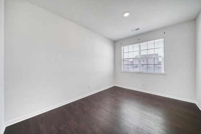 Building Photo - Beautiful 4 Bed 2 and a Half Bath Home in Charlotte!