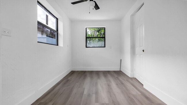 Building Photo - 5015 SW 25th St