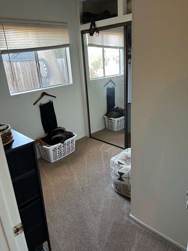 Building Photo - 638 Sheldon St