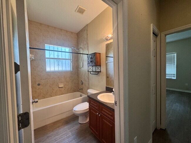 Building Photo - Charming 3-Bedroom Home with Modern Update...