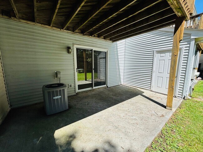 Building Photo - 4 Bedroom 3.5 Bath Townhouse