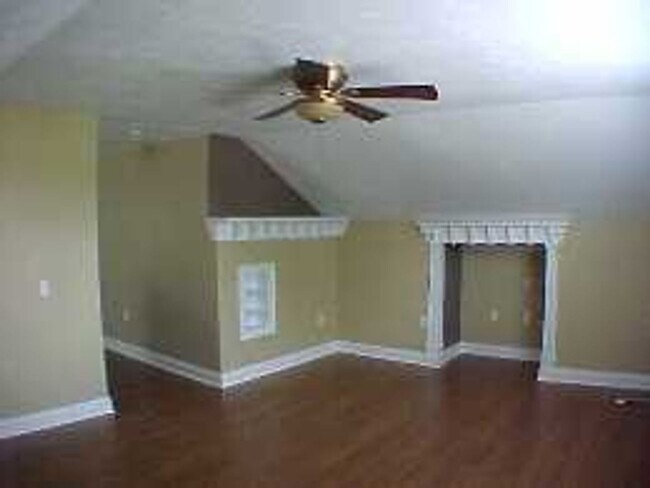 Building Photo - 3 Bedroom 2 Bath Cottage Style Home with Large Den