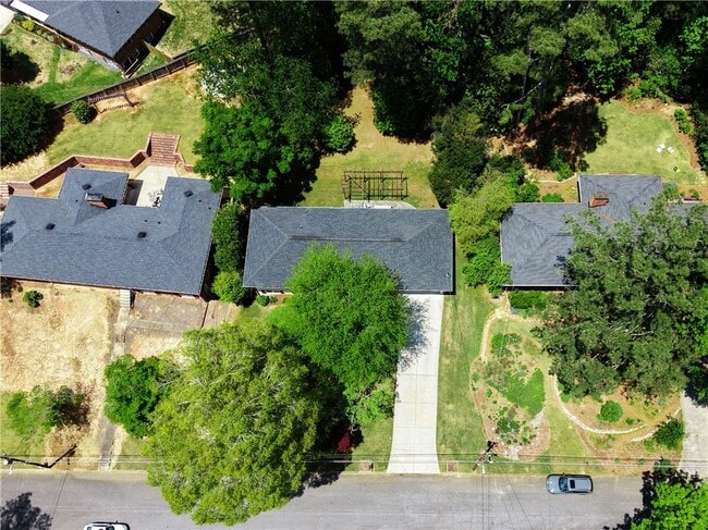 Building Photo - 3076 McCully Dr NE