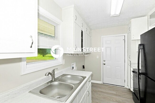 Building Photo - 3 Bedroom Pet-Friendly Home in Jonesboro, GA with Main Street Renewal