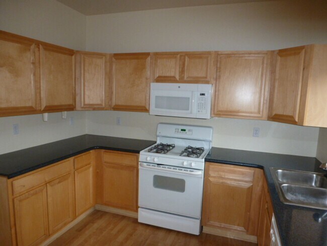 Building Photo - Two Bedroom, Two and a Half Bath Townhome ...