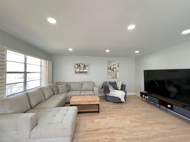 Building Photo - 698 Normandy Ln