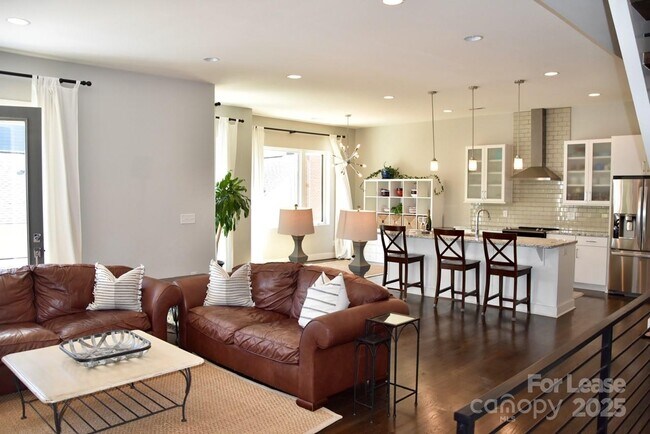 Building Photo - 916 Westbrook Dr