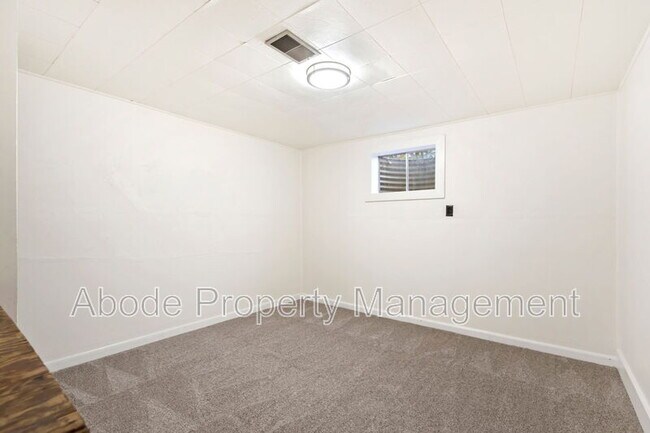 Building Photo - 328 N Roosevelt Ave