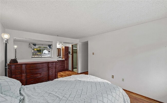 Building Photo - Oakbrook Country Club Condominium (2bedroom)! Apply Today