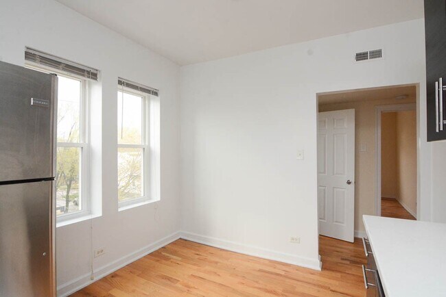 Building Photo - 2347 N Drake Ave