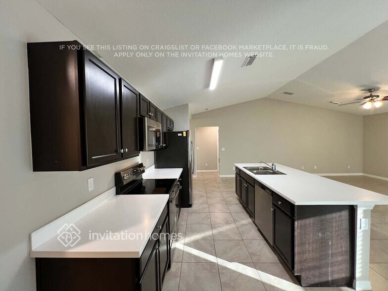 Building Photo - 2261 SE Heathwood Cir