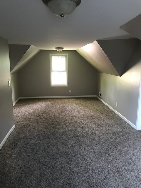 Building Photo - Large 4 bedroom 1 bath house in St Paul Eastside area!!