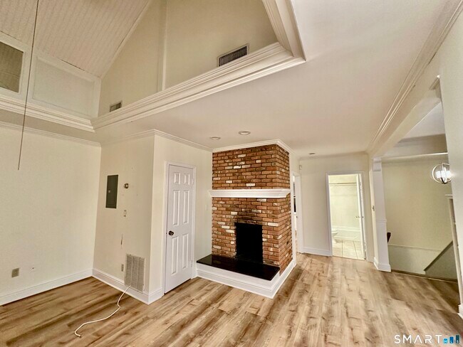 Building Photo - 10 Haviland St