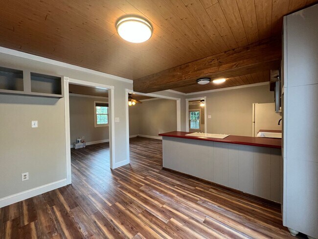 Building Photo - Cute 3 Bed 2 Bath!