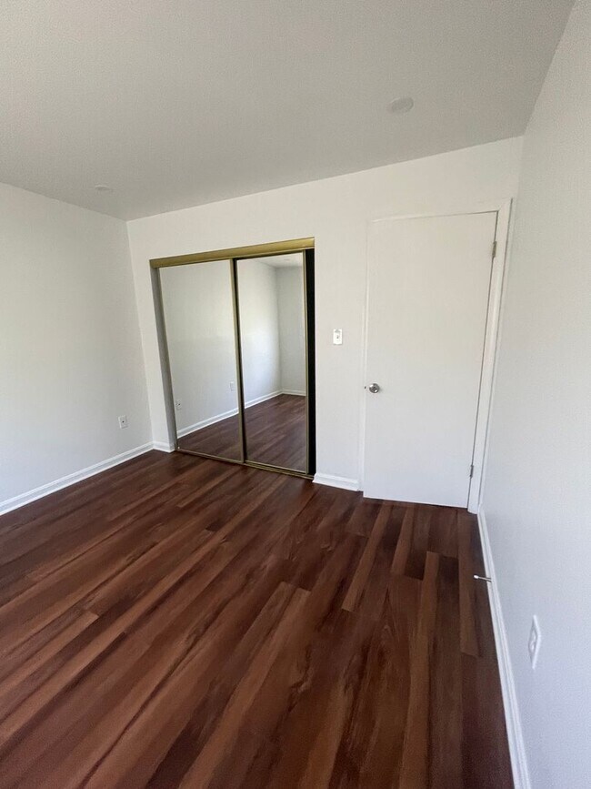 Building Photo - TOP FLOOR CONDO WITH ONE BEDROOM, DEN WITH...