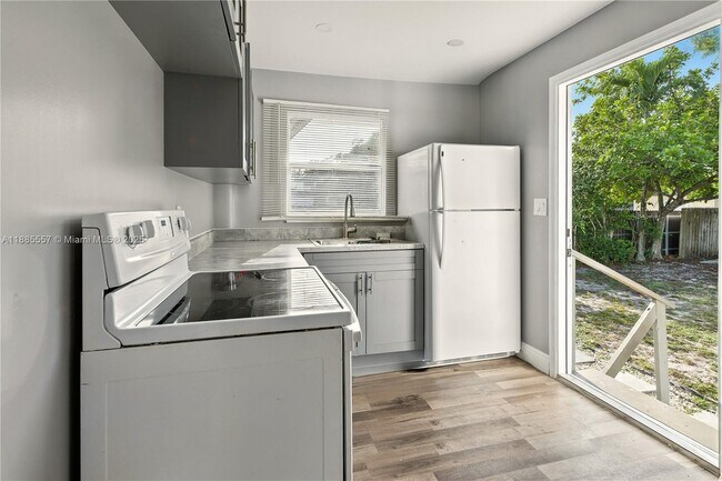 Building Photo - 3633 SW 12th Ct