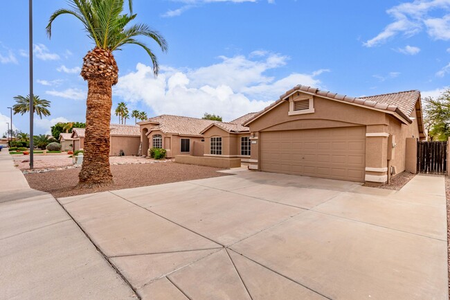 Building Photo - Single Level Pool Home Available Now