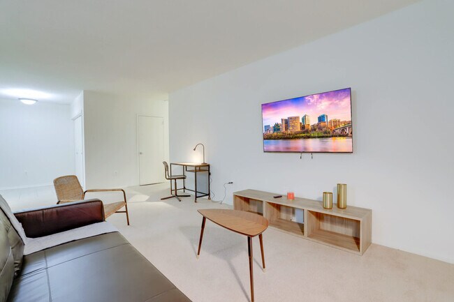 Building Photo - 1600 S Eads St