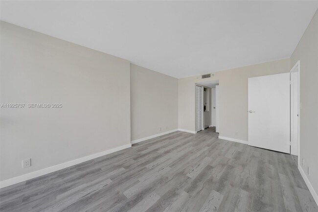 Building Photo - 7601 E Treasure Dr