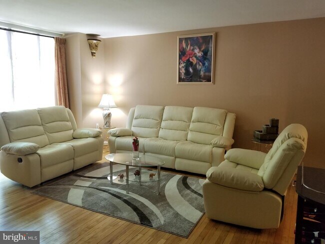 Building Photo - 8044 Inverness Ridge Rd