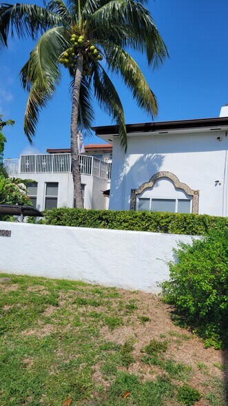 EXTERIOR 2 - 2800 Pine Tree Dr