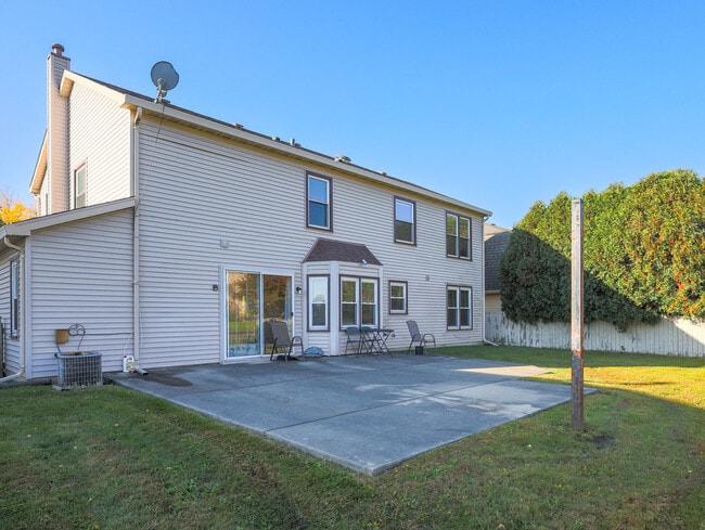 Building Photo - 331 E Fox Hill Dr