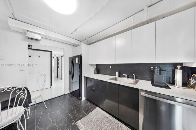 Building Photo - 800 Parkview Dr