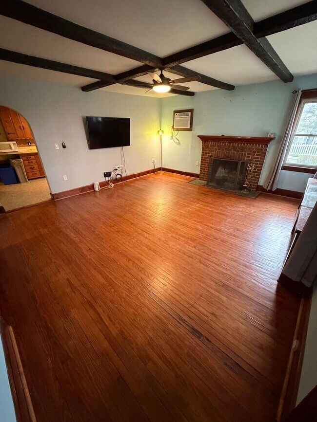 Building Photo - Spacious 4BR in a Quiet, Private Pocket