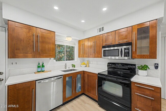 Building Photo - 2727 E Montecito Ave