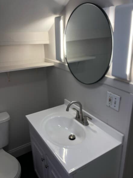 bathroom - 160 W 6th St