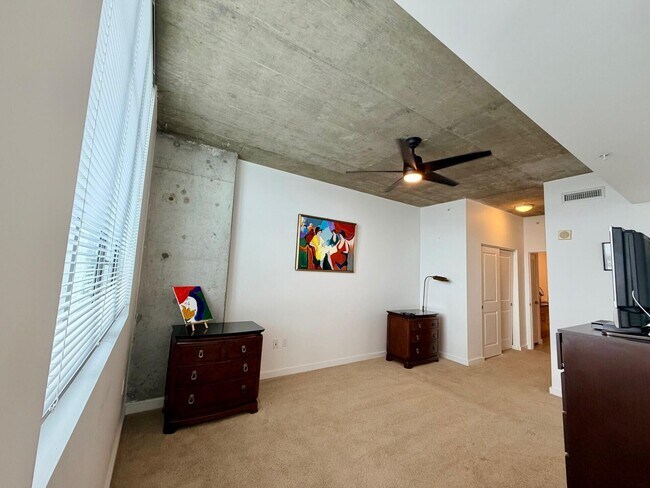 Building Photo - 300 S Australian Ave