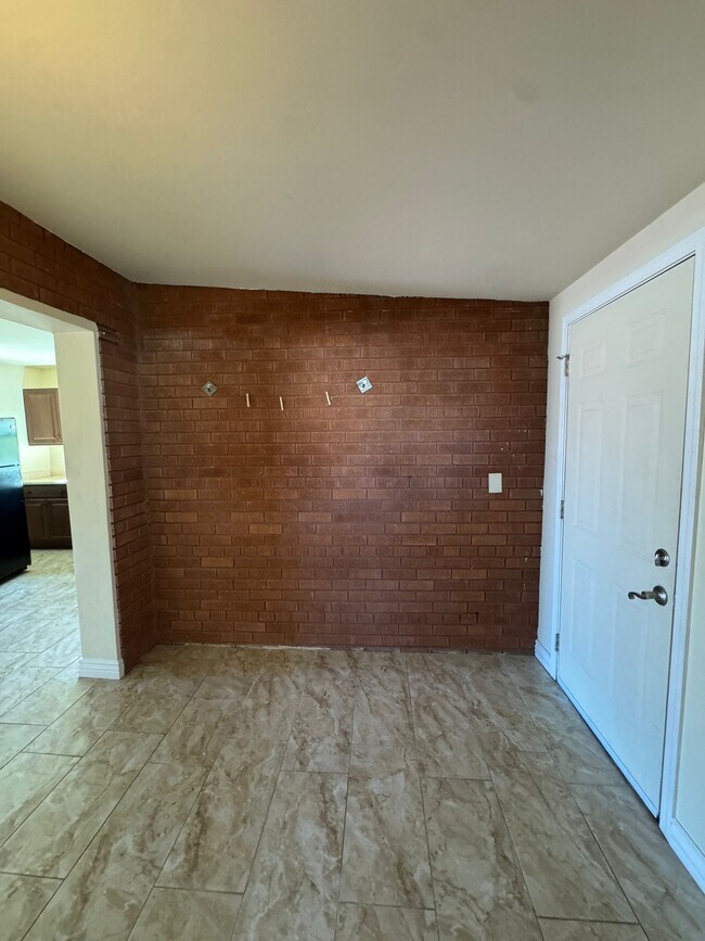 Building Photo - 902 S Fremont Ave