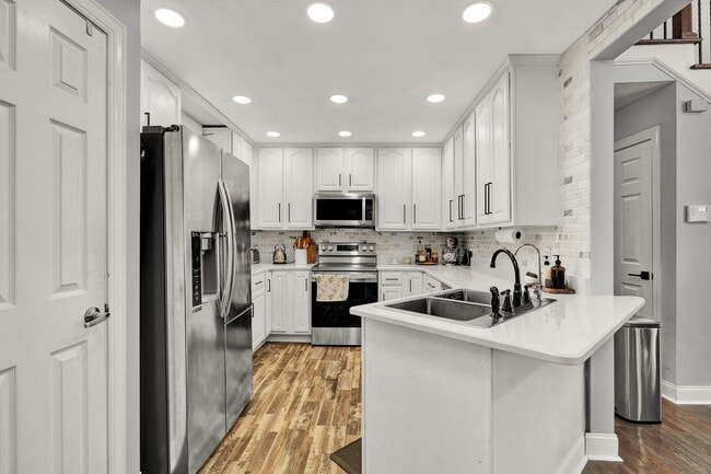 Building Photo - 3120 Pin Oaks Cir NE