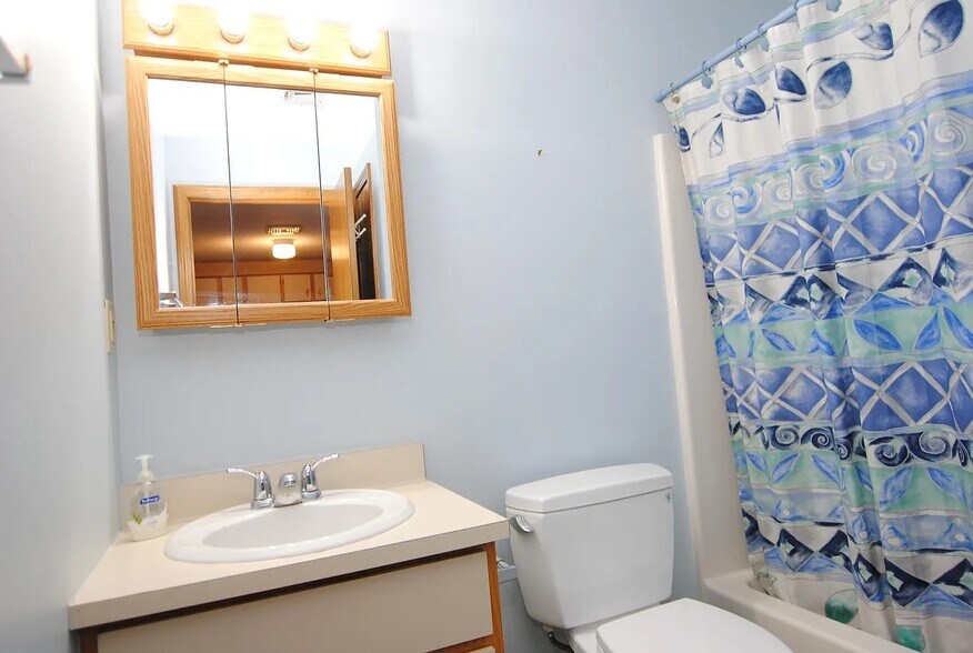 Building Photo - 2 Roedean Dr