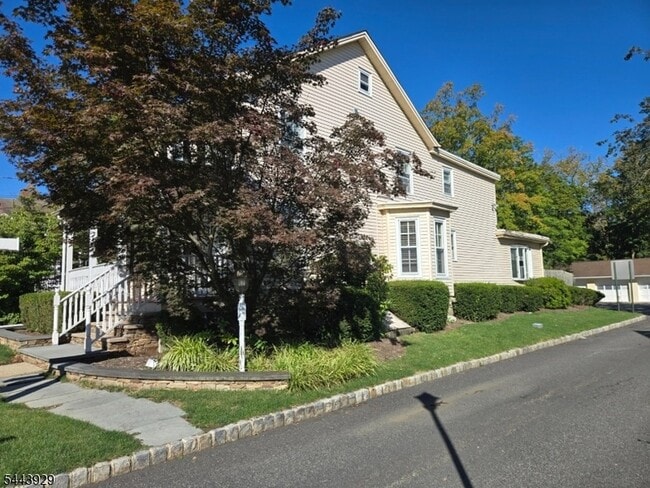 Building Photo - 18 E Main St