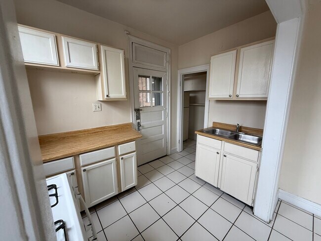 Building Photo - 2142 Gunderson Ave