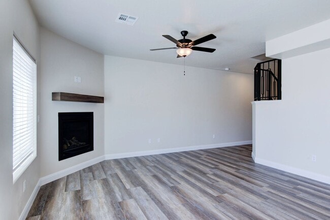 Building Photo - Like New 3 bedroom, 2.5 bathroom townhome ...