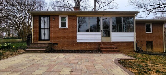 Building Photo - Large brick rancher in Chesterfield County with private back yard.