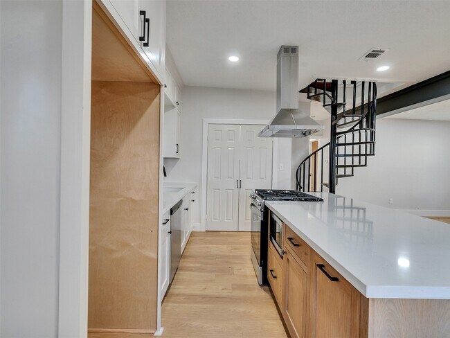 Building Photo - 7016 Delesandri Dr