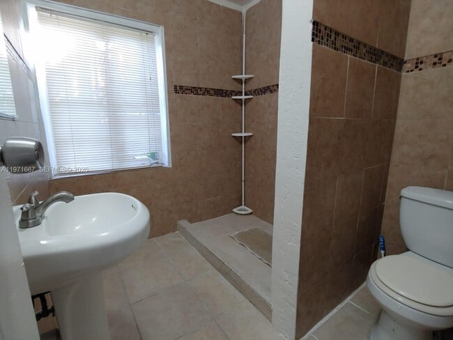 Building Photo - 1465 NE 149th St