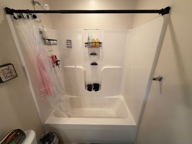 Building Photo - 3 Bdrm/2.5 Bth Home Located Close to I-95