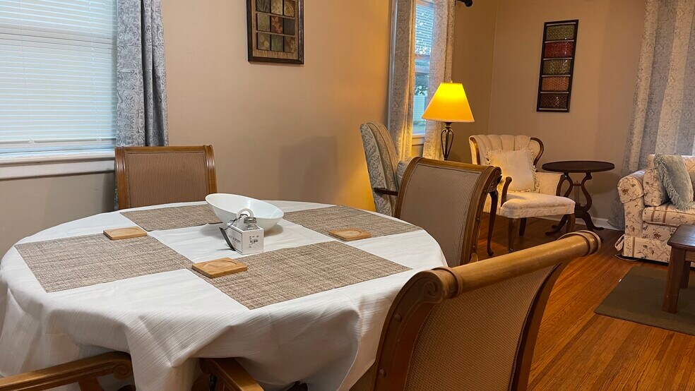 Dinning - 3 Stanford Rd W
