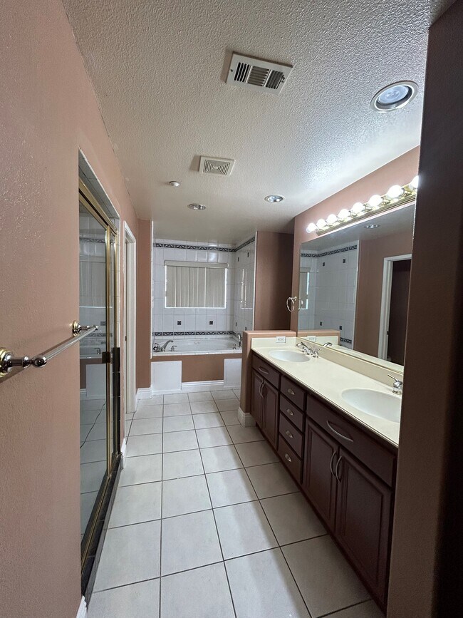 Building Photo - 8940 Deira Ln