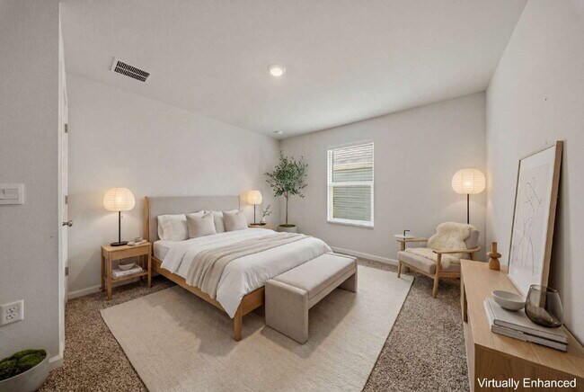 Building Photo - Huge 4 bedroom 2 bathroom home in Southwood