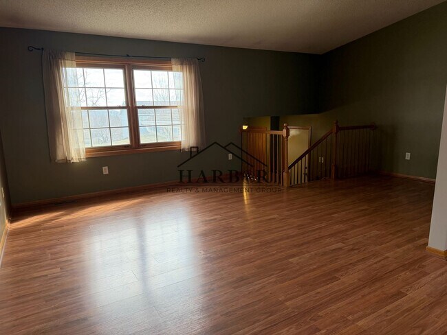 Building Photo - 2869 Knollwood Dr SE