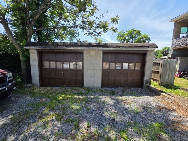 Building Photo - 2 Bed 1 Bath Single Family Home