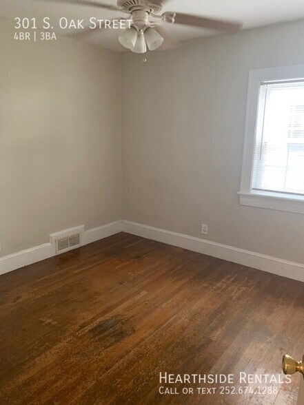 Building Photo - 301 S Oak St