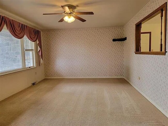 Building Photo - SERENE & CUTE HOME