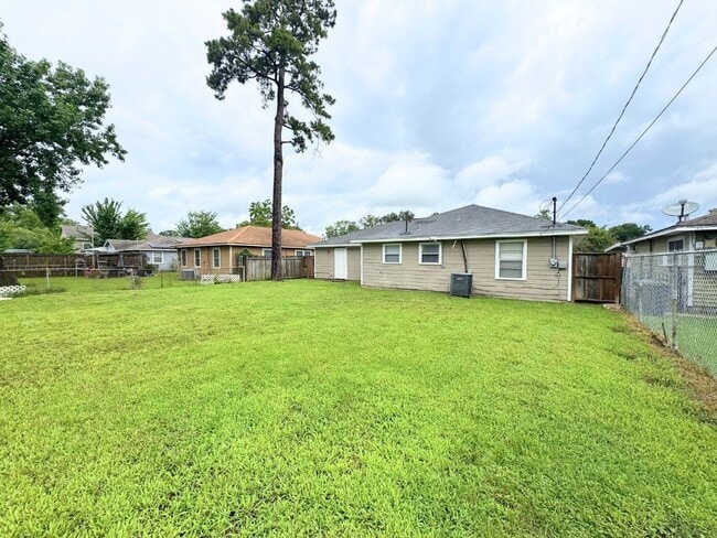 Building Photo - 8238 Homewood Ln