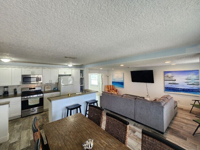 Building Photo - Great beachside 2/2/1 on corner lot